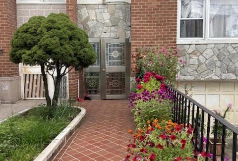 East Flushing House | Good side