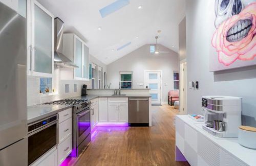 Barnum House | Good Vibe Tribe-2 Mi DT-Hot Tub-K Bed-Pet Friendly