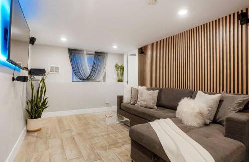 Barnum House | Good Vibe Tribe-2 Mi DT-Hot Tub-K Bed-Pet Friendly