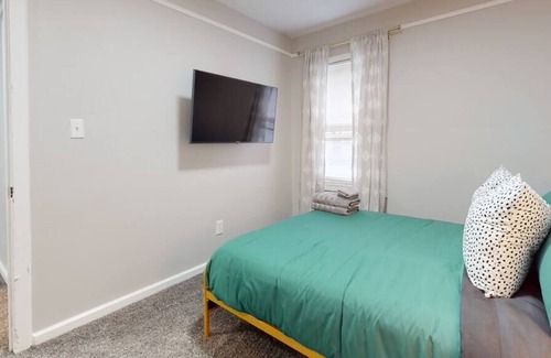 Warren House | Good Vibes in Warren 2BR/1BTH