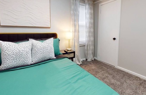Warren House | Good Vibes in Warren 2BR/1BTH
