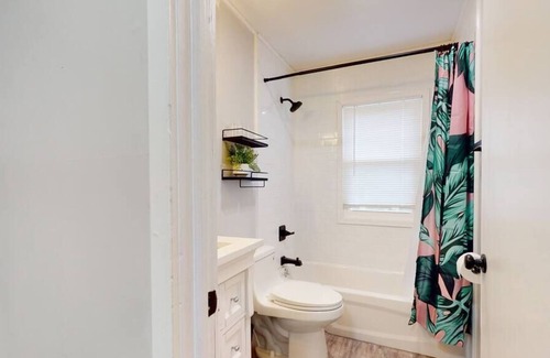 Warren House | Good Vibes in Warren 2BR/1BTH