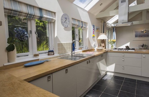 Dartmouth Cottage | GOODER HOUSE, pet friendly, with a garden in Dartmouth