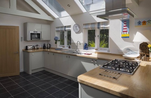 Dartmouth Cottage | GOODER HOUSE, pet friendly, with a garden in Dartmouth
