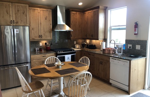 Shady Cove Apartment | GORGEOUS 1 BDRM Fully Furnished Luxury Apt., ALL UTILITIES INCLUDEDnn