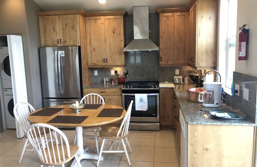 Shady Cove Apartment | GORGEOUS 1 BDRM Fully Furnished Luxury Apt., ALL UTILITIES INCLUDEDnn