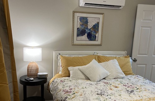 Covington House | Gorgeous 1 Bedroom bungalow 6 min walk to town
