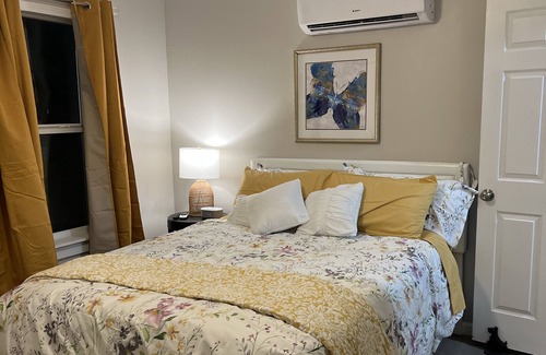 Covington House | Gorgeous 1 Bedroom bungalow 6 min walk to town