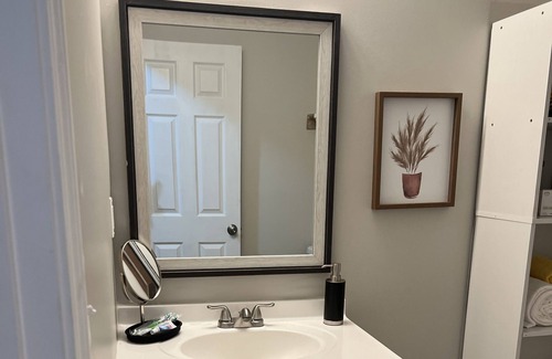 Covington House | Gorgeous 1 Bedroom bungalow 6 min walk to town