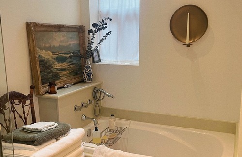 Regent Park Apartment | Gorgeous 1 Bedroom Loft in the heart of Toronto!