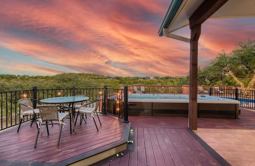 Spicewood Villa | GORGEOUS 10 ACRE HILL COUNTRY ESTATE HOT TUB+GAME ROOM mins to Lake Travis