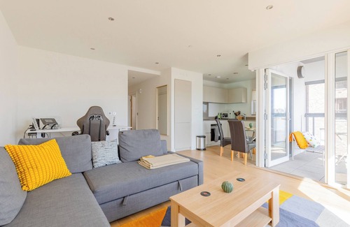 Cubitt Town Apartment | Gorgeous 1BD Flat with Incredible Views of the O2