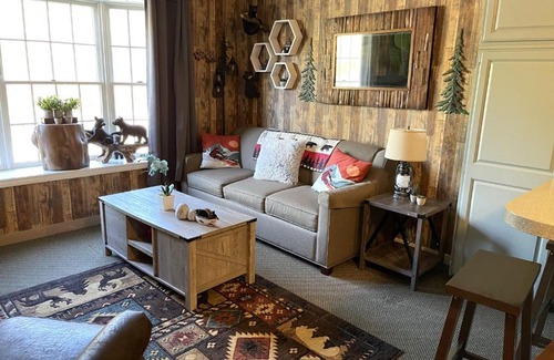 Hancock Apartment | Gorgeous 1st FL Mtn View Jiminy Suite Sleeps 4 Ski On Off