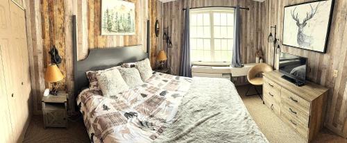 Hancock Apartment | Gorgeous 1st FL Mtn View Jiminy Suite Sleeps 4 Ski On Off