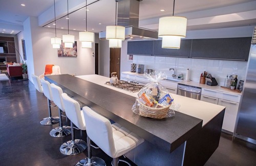 Uptown Apartment | GORGEOUS 2 bedroom penthouse in uptowns most desired area!