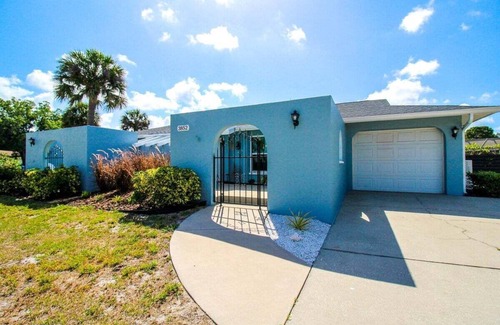 Pinecraft House | Gorgeous 2 BR/2 BA Private Pool Home Near Siesta Key - Sweet Pineapple