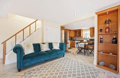 Thornhill House | Gorgeous 3 bedroom 2 bath house