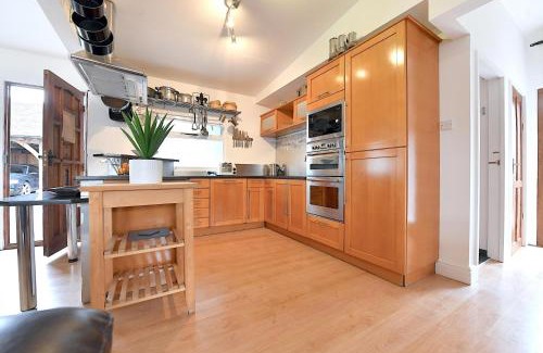 Guildford House | Gorgeous 3BD Cottage in the Heart of Guildford