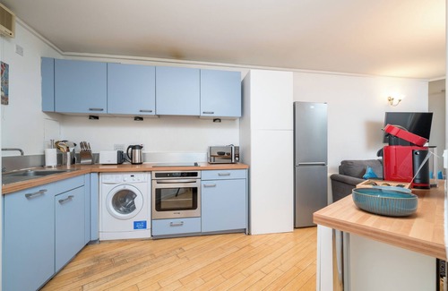 Peninsula Apartment | Gorgeous 3BD Flat w/Private Balcony - Greenwich