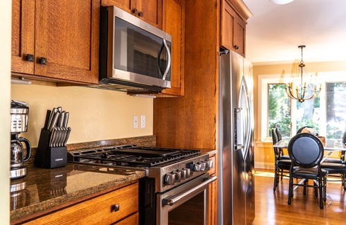 Fontana House | Gorgeous 4 BDR Home in Popular Abbey Springs!