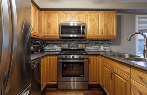 Prince George House | Gorgeous 4 Bedrooms I 2 Baths w/ Parking & WI-FI