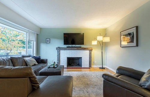 Prince George House | Gorgeous 4 Bedrooms I 2 Baths w/ Parking & WI-FI