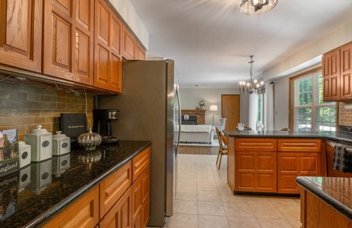 Hamden House | Gorgeous, 4 Bedroom House 5 min. to Quinnipiac and Close to Yale! Sleeps 9!