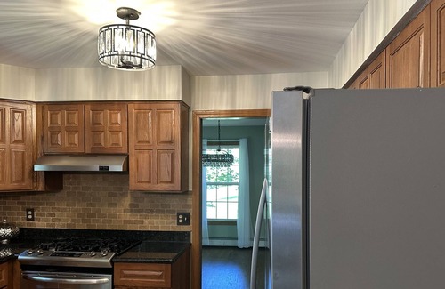 Hamden House | Gorgeous, 4 Bedroom House 5 min. to Quinnipiac and Close to Yale! Sleeps 9!