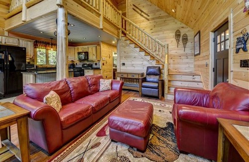 Intervale Cabin | Gorgeous 4BR Log Home Near Storyland & N. Conway. AC, Large Deck, Dog friendly