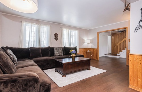 Brossard Cottage | Gorgeous 5 Bedroom House