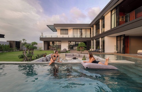 Umalas House | Gorgeous 5-bedroom villa in enchanting Bali with WiFi, AC, Huge Pool and garden