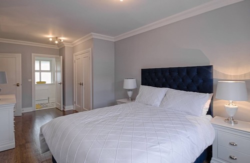Dromod House | Gorgeous 5BD 5BA in quaint village with marina in Leitrim