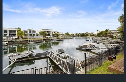 Helensvale House | Gorgeous 5brm Waterfront home