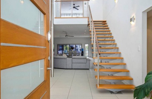 Helensvale House | Gorgeous 5brm Waterfront home