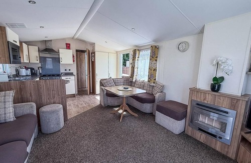 Harwich House | Gorgeous 6 berth caravan with decking area, Dovercourt Holiday Park ref 44510A