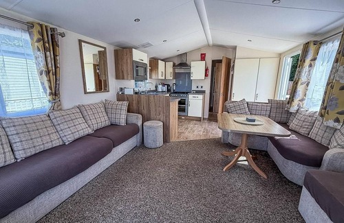 Harwich House | Gorgeous 6 berth caravan with decking area, Dovercourt Holiday Park ref 44510A
