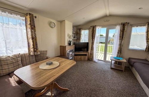 Harwich House | Gorgeous 6 berth caravan with decking area, Dovercourt Holiday Park ref 44510A