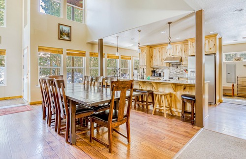 Government Camp House | Gorgeous and Spacious Dog-Friendly Cabin with Free WiFi- Ideal for Families