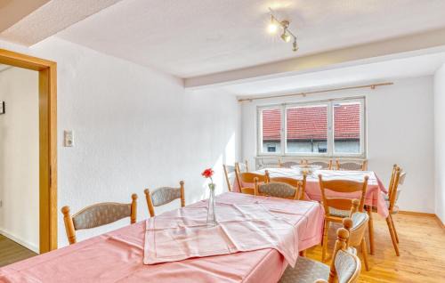 Oberweissenbrunn Apartment | Gorgeous Apartment In Bischofsheim