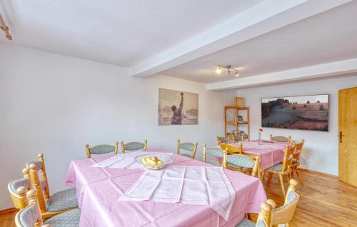 Oberweissenbrunn Apartment | Gorgeous Apartment In Bischofsheim
