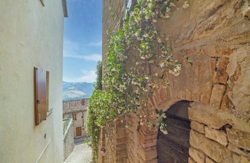 Monte San Martino House | Gorgeous Apartment with Pool near Sibillini Mountains