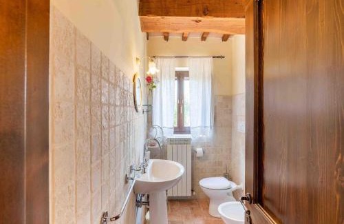 Monte San Martino House | Gorgeous Apartment with Pool near Sibillini Mountains