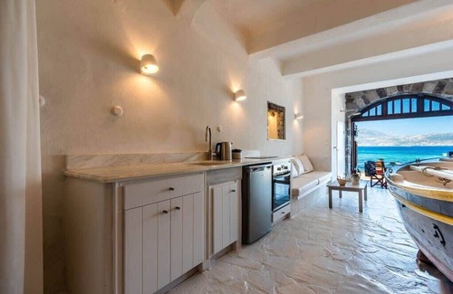 Tripiti House | Gorgeous Apt in front of the Sea at Klima Milos