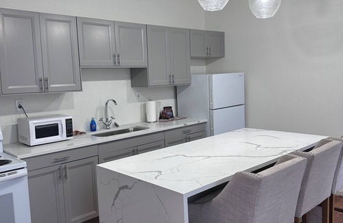 Dayton Condo | Gorgeous apt marble bath & kit 2 min from downtown 5 min to Dayton university