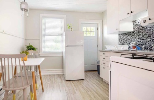 Downtown Wilmington Apartment | Gorgeous APT w King Bed/full kitchen/prvt laundry