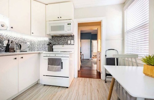 Downtown Wilmington Apartment | Gorgeous APT w King Bed/full kitchen/prvt laundry