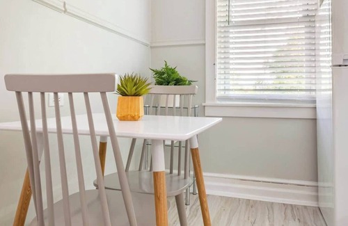 Downtown Wilmington Apartment | Gorgeous APT w King Bed/full kitchen/prvt laundry