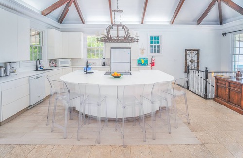 Cockburn Town House | Gorgeous Caribbean 5 Bedroom House Right on the Beach!