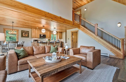 Bethel House | Gorgeous Chalet| Slps12| Hottub| Air Hockey| A/C!