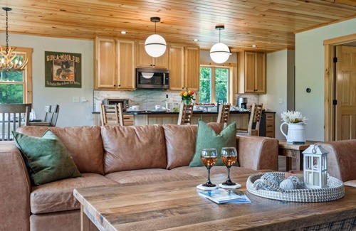 Bethel House | Gorgeous Chalet| Slps12| Hottub| Air Hockey| A/C!